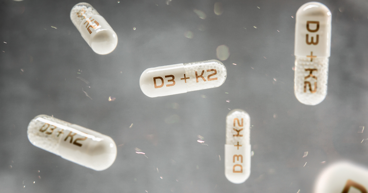 Prečo užívať vitamín K2 a D3 spolu? Zistite, ako táto kombinácia podporuje zdravie kostí, ciev aj srdca.